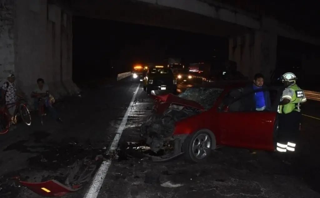 Imagen Auto se estrella contra tráiler varado en autopista de Veracruz
