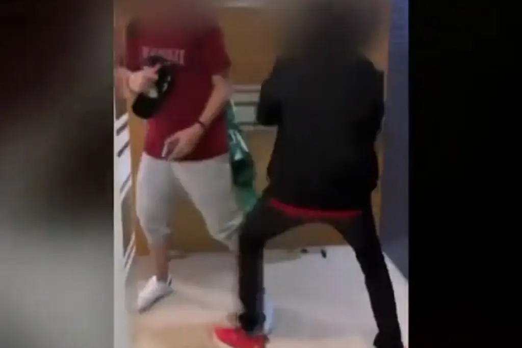 Imagen En prepa, alumno golpea a otro con puño de acero y le saca navaja (+Video)