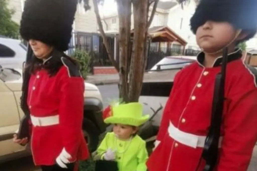 Imagen Niña disfrazada de Reina Isabel II se convierte en viral (+Video)