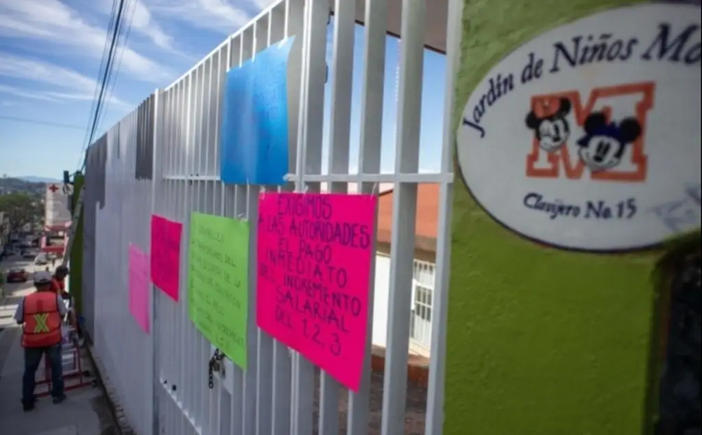 Imagen Docentes de Xalapa exigen pago de incremento salarial prometido por el gobierno federal