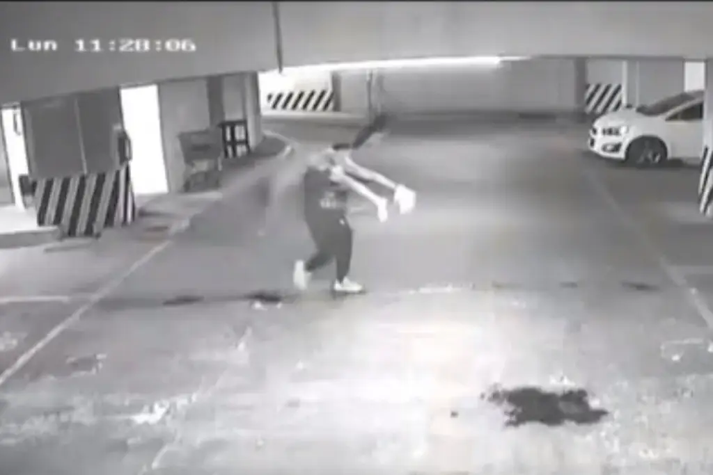 Imagen Revelan video de sujeto cargando cuerpo de Ariadna Fernanda; sería Rautel 