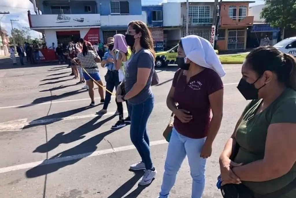 Imagen Padres bloquean avenidas de Veracruz; exigen destitución de director de UFIA