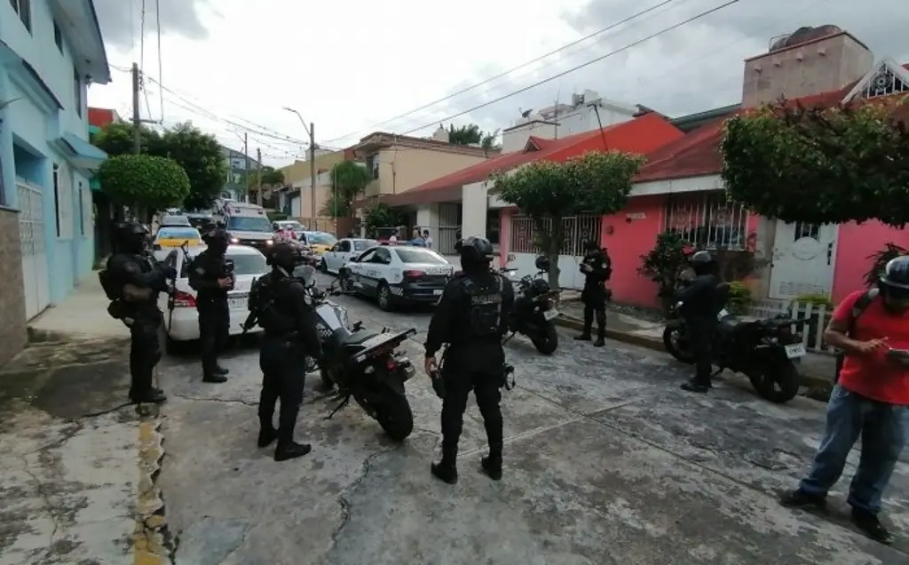 Los asaltan adentro de su casa en fraccionamiento y les roban 600 mil pesos  - xeu noticias veracruz