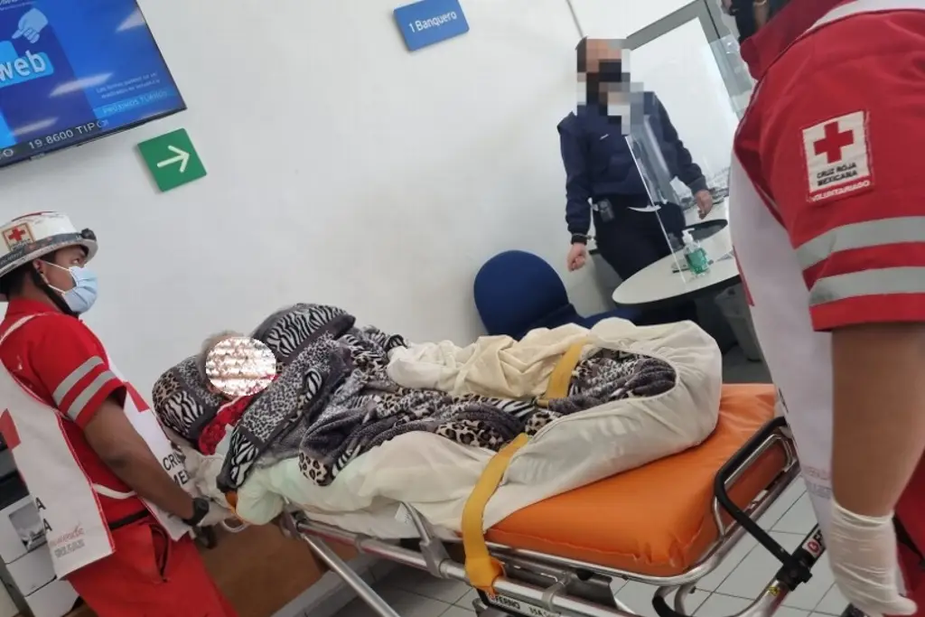 Imagen Banco obliga a abuelita a ir en camilla a renovar tarjeta para cobrar pensión