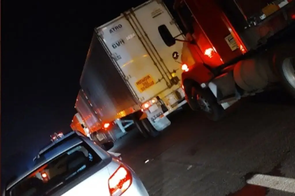 Imagen Reportan fila de 4 km en caseta de cobro Paso del Toro, Veracruz