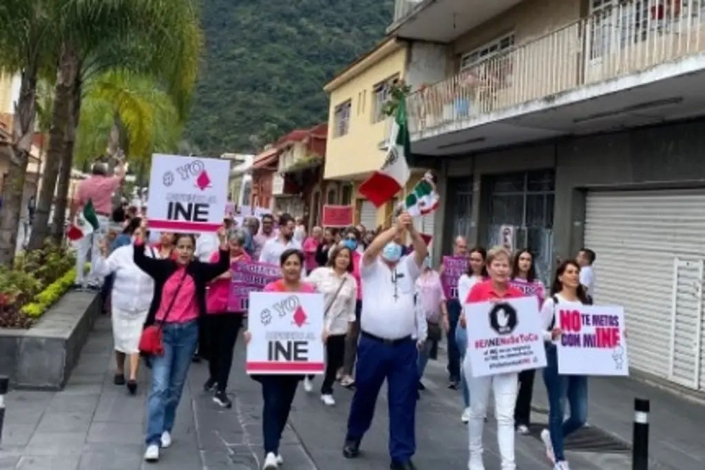 Imagen Cientos de personas en Orizaba, Veracruz salen a las calles para defender al INE 
