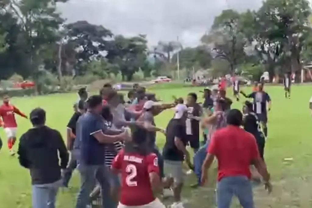 Partido De Futbol Termina En Batalla Campal Volaron Botellas Video