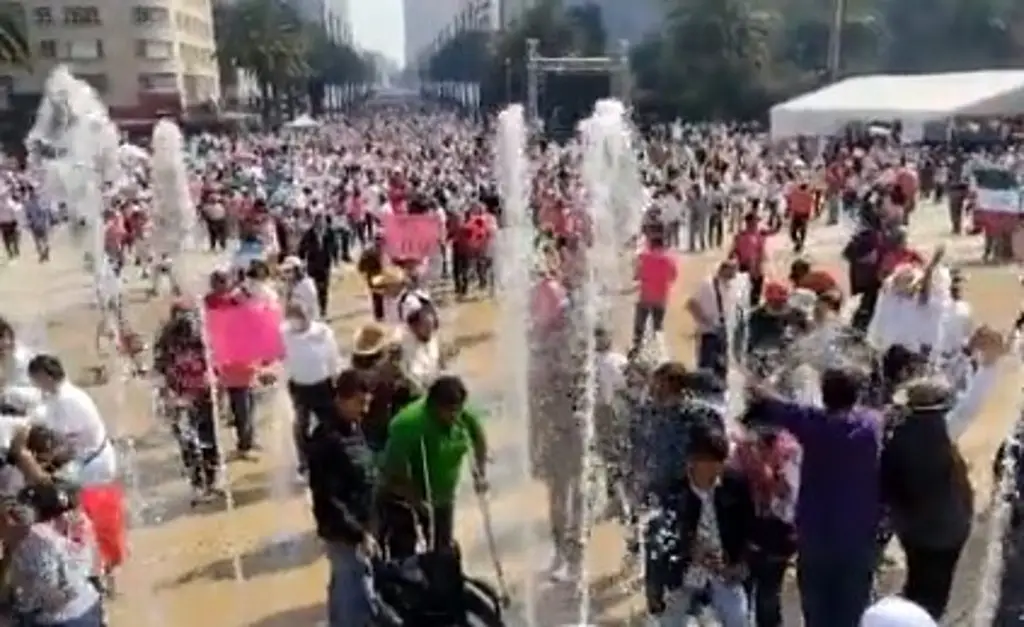 Imagen Así prendieron fuentes del Monumento a la Revolución al término de marcha del INE (+Video)