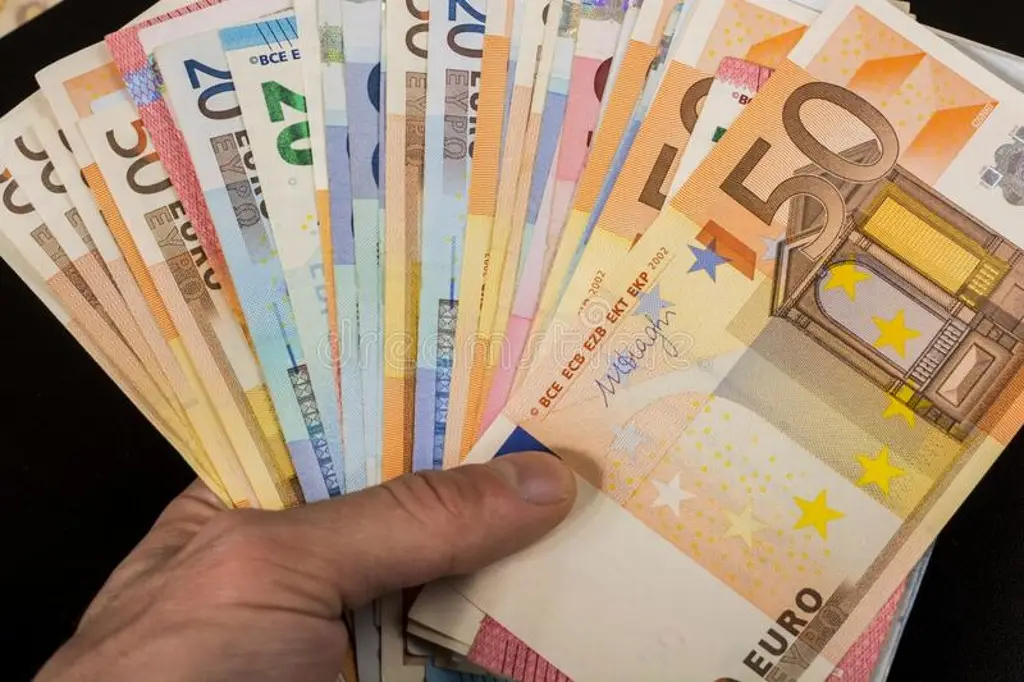 Imagen Euro cae por debajo del dólar por la aversión al riesgo