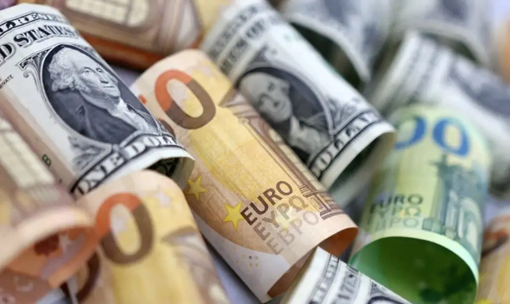Imagen Euro cae a 1,03 dólares por la aversión al riesgo