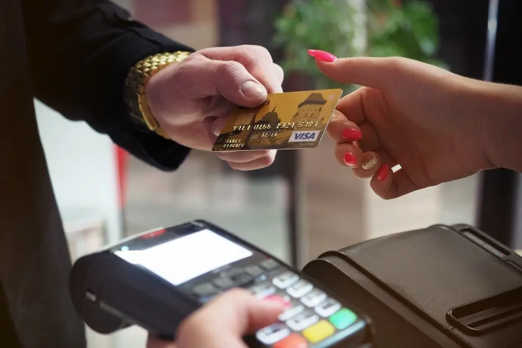 Imagen ¿Cómo afecta a los usuarios de tarjetas de crédito el alza en la tasa de interés?