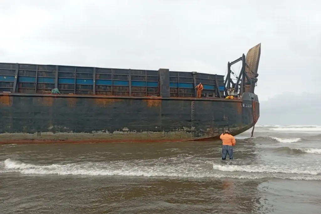 Imagen Chalán recala en playa al sur de Veracruz con tripulante abordo