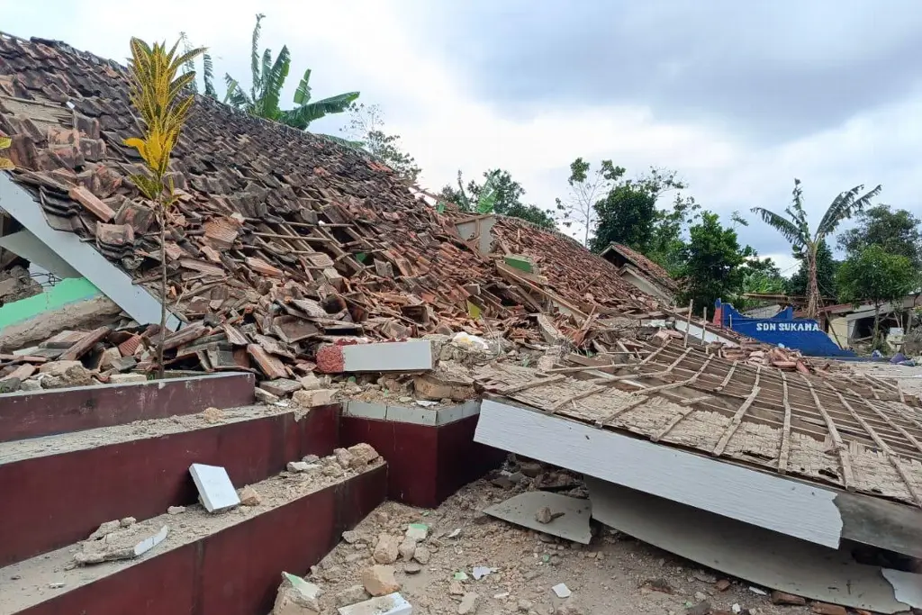 Imagen Ya son 62 los muertos por sismo en Java, Indonesia 