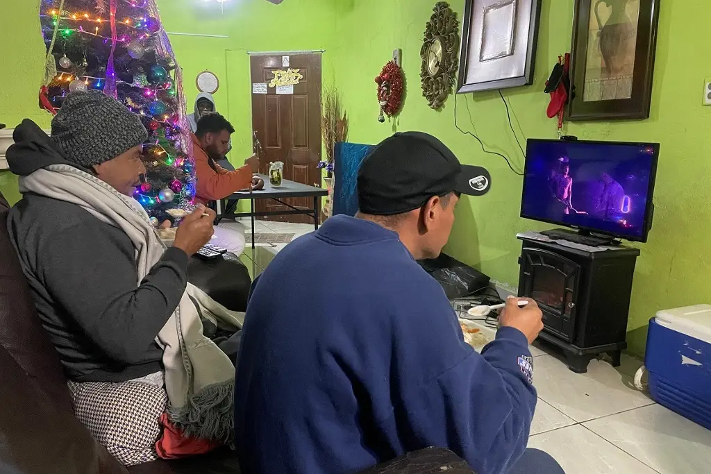 Imagen Mexicanos acogen a migrantes ante frío y refugios llenos