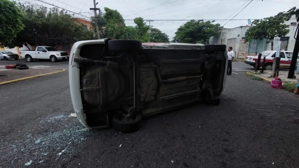 Imagen Por no respetar preferencia, así terminó chocando contra taxi en Centro de Veracruz