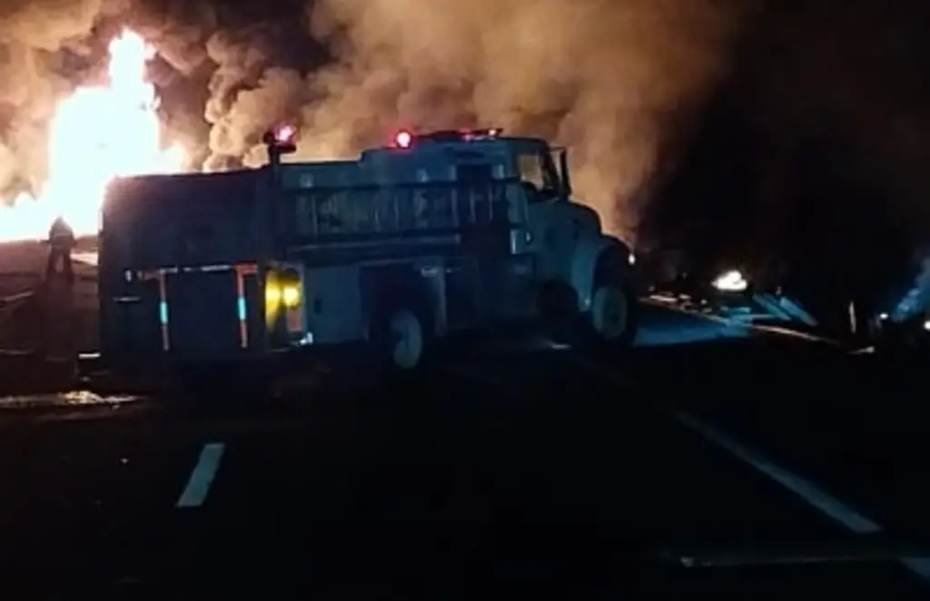Imagen Muere conductor tras incendiarse su tráiler en autopista de Veracruz 