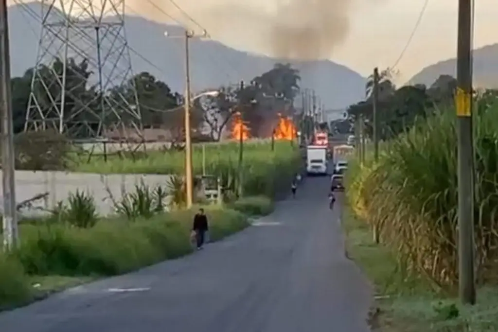 Imagen Se incendia fábrica de muebles de madera en Ixtaczoquitlán, Veracruz