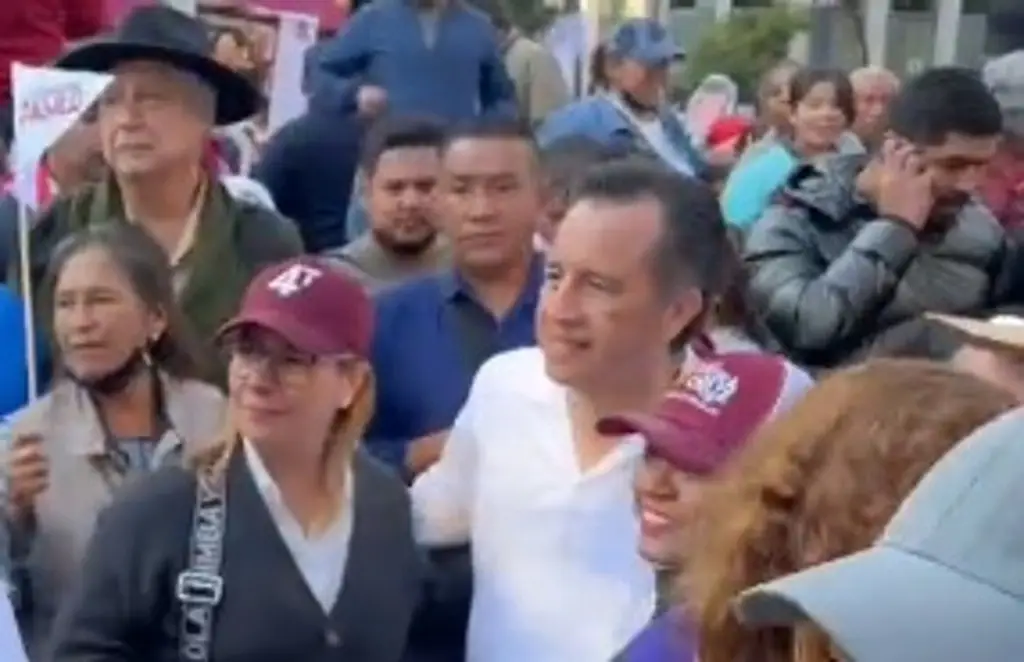 Imagen Cuitláhuac García acompaña a AMLO durante marcha por 4 años de gobierno