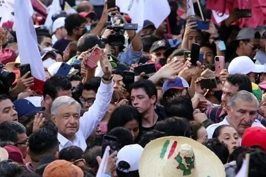 Imagen Marcha muy lento AMLO entre empujones y desorden