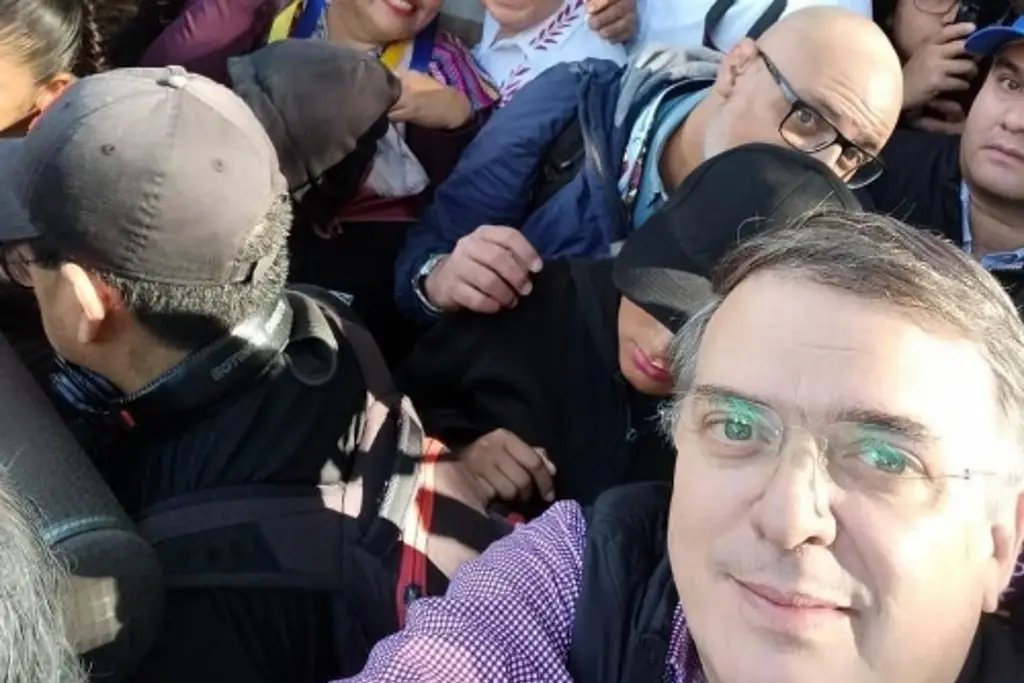 Imagen Le escupen en la cara a Marcelo Ebrard durante marcha de apoyo a AMLO (+Video)