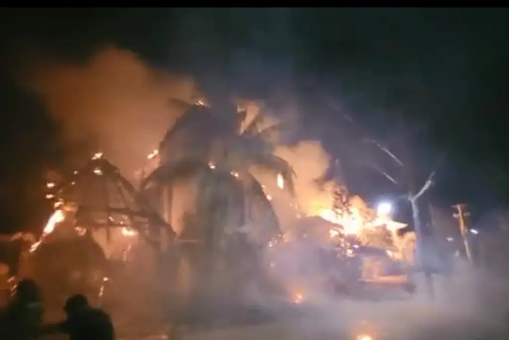 Imagen Incendio consume palapas y hoteles en Holbox, Quintana Roo (+Video)