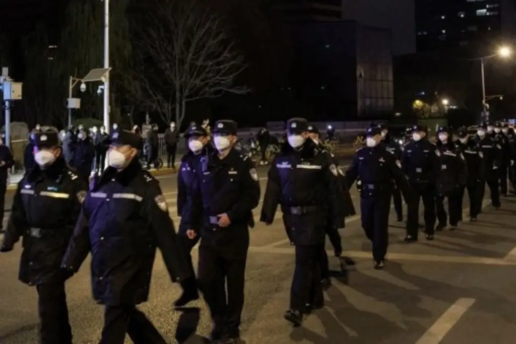 Imagen China refuerza presencia policial ante protestas, alivia restricciones por COVID
