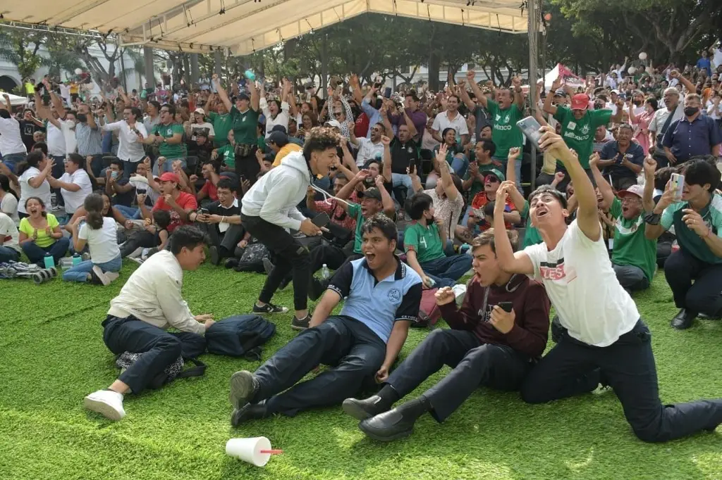 Imagen Tres mil aficionados disfrutaron en el zócalo de Veracruz los partidos de México en Qatar