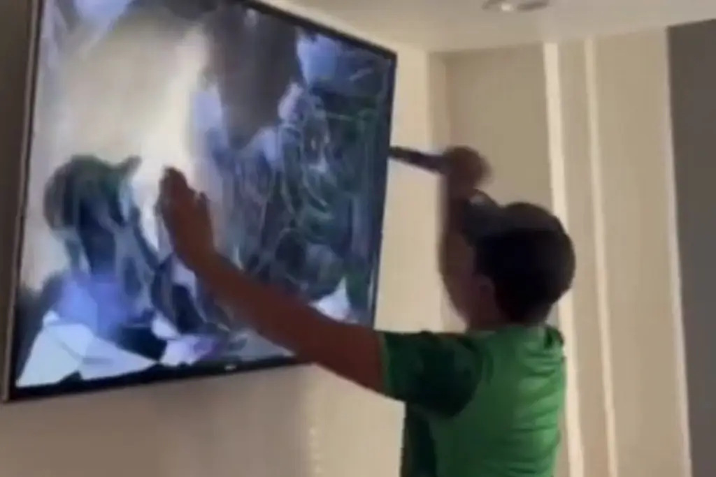 Imagen Hombre rompe su televisión con un cuchillo tras eliminación de México en el Mundial