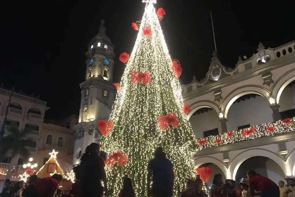 Imagen Así fue el encendido del árbol de navidad en Zócalo de Veracruz