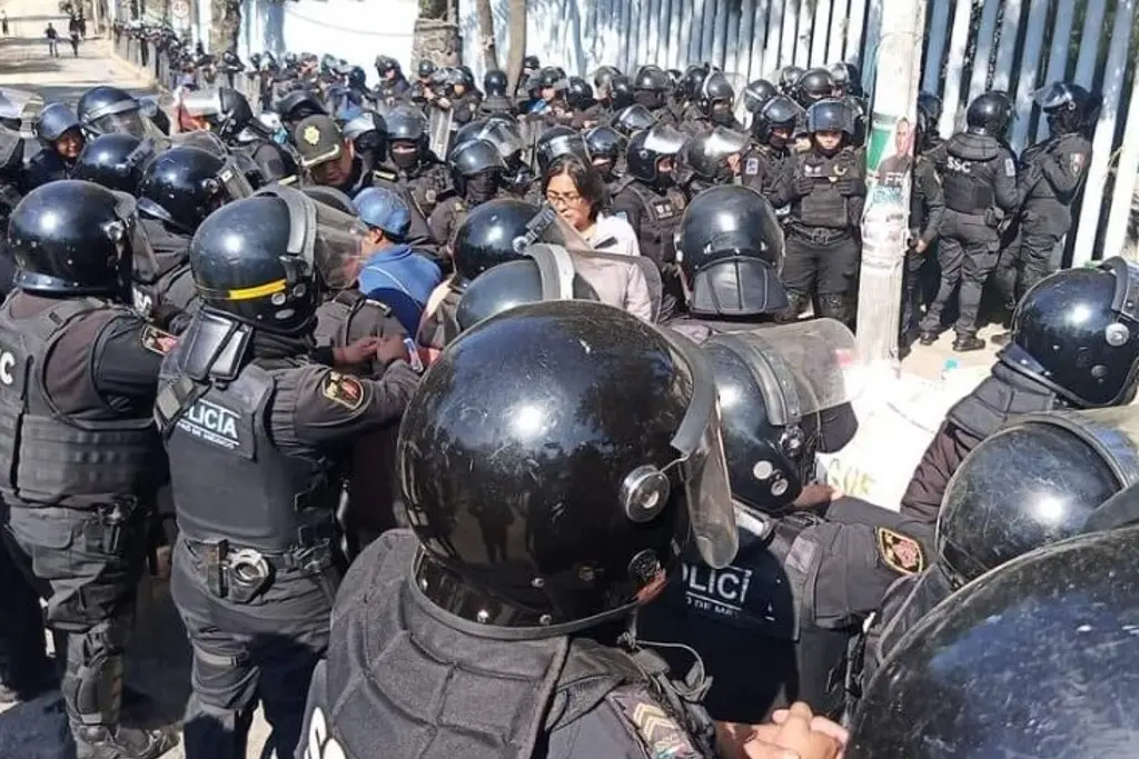 Imagen Manifestantes que realizaban bloqueo se enfrentan con policías en Xochimilco 