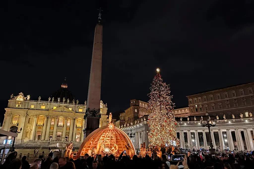 Imagen Vaticano inaugura su Portal de Belén y enciende árbol de Navidad
