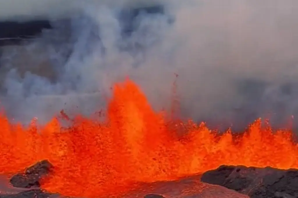 Imagen Lava del volcán Mauna Loa a centímetros de principal autopista en Hawái (+Video)