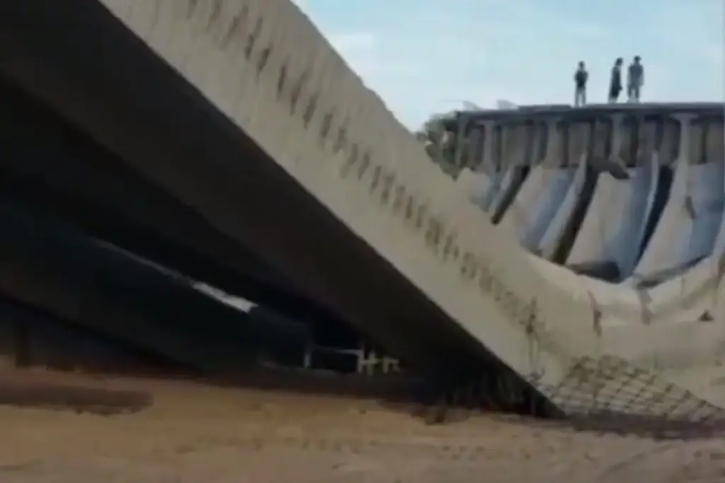 Imagen Cae puente que iba a ser inaugurado en Sinaloa