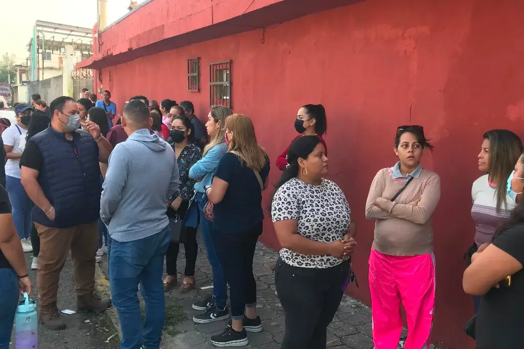 Imagen Toman escuela en Veracruz, exigen detención de maestro que habría tocado a niñas