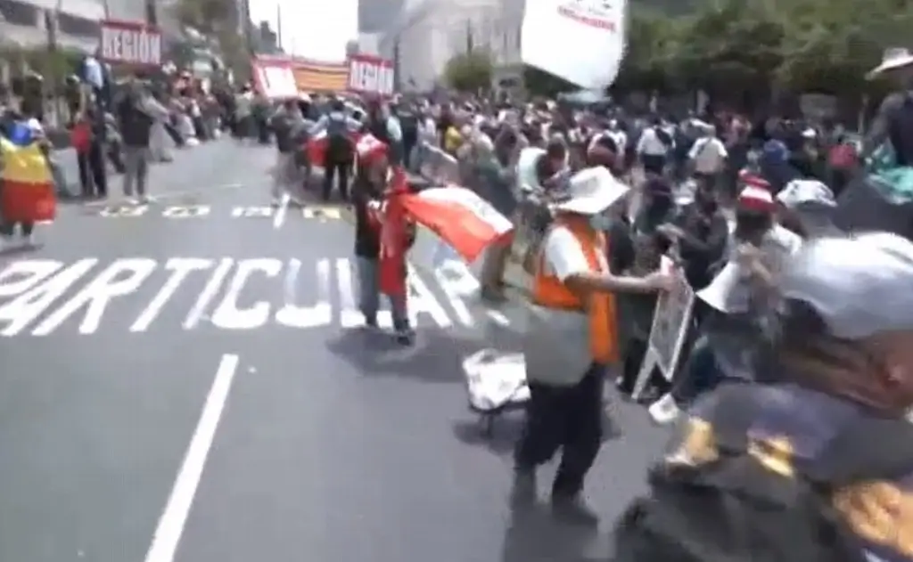 Imagen Presidente de Perú abandona Palacio de Gobierno. Inician protestas en calles