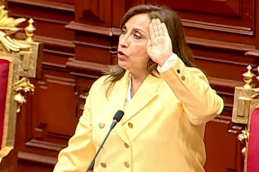 Imagen Dina Boluarte jura como primera presidenta de la historia de Perú