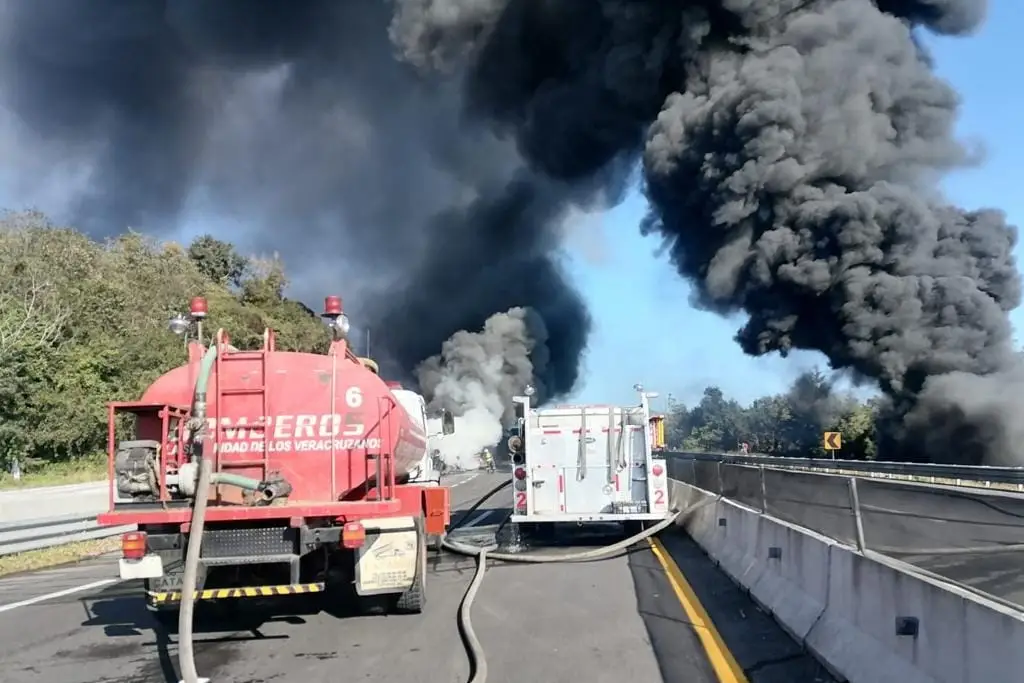 Imagen Fuerte incendio en autopista Perote -Xalapa; cerrada en ambos sentidos 