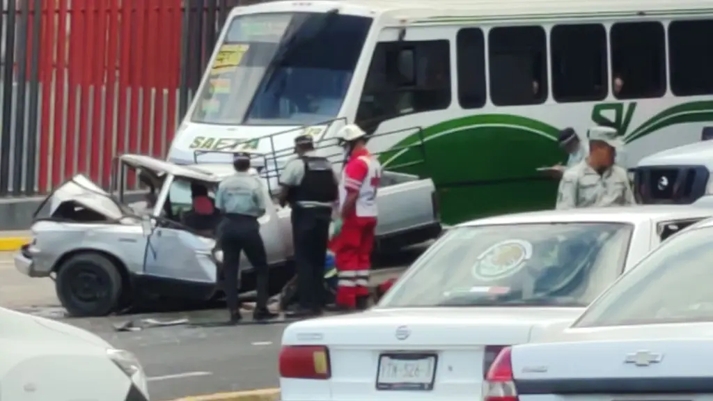 Imagen Invade carril contrario y genera fuerte accidente en carretera Veracruz-Xalapa