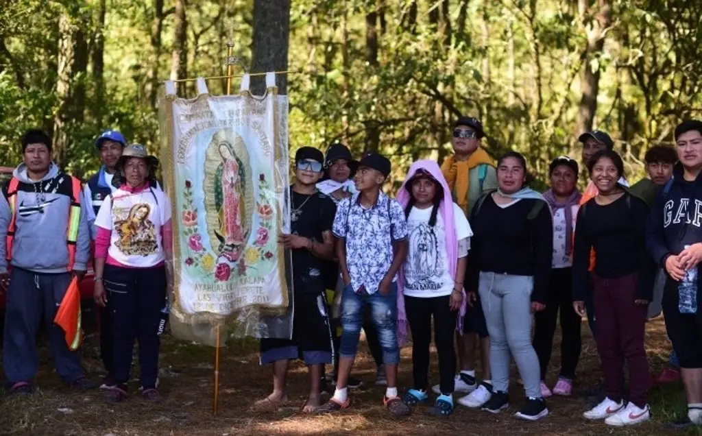Católicos cumplen promesa de visitar a la Virgen de Guadalupe en sus