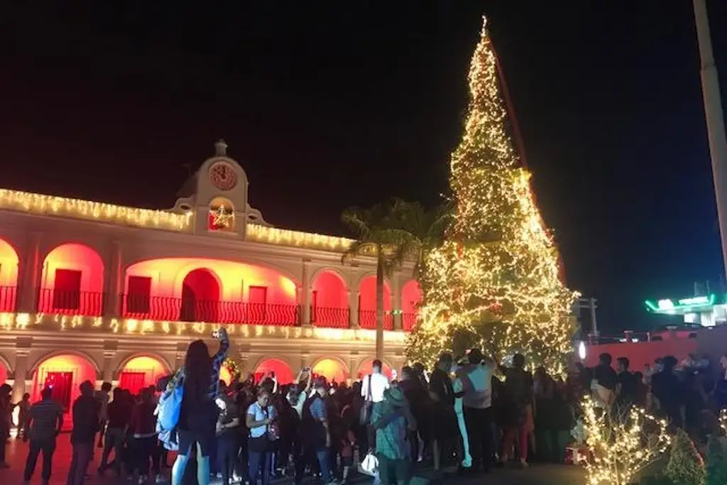 Imagen Iluminan plaza cívica y encienden árbol de navidad en Boca del Río
