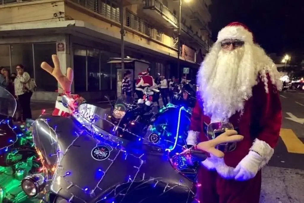 Santa Cambia El Trineo Por Una Moto Y Llega Al Desfile Navideño En