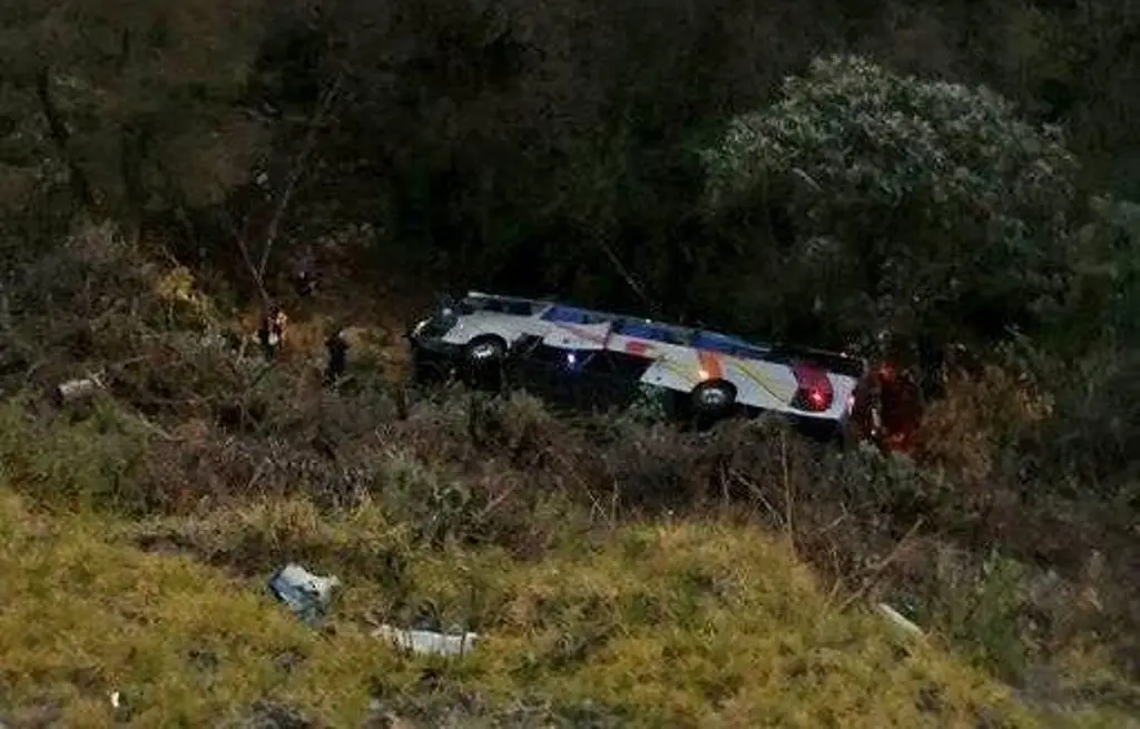 Fatal Accidente De Autobús Deja Un Muerto Y 17 Lesionados - Xeu ...