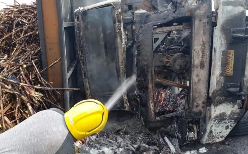 Vuelca y se incendia camión cañero en carretera - xeu noticias veracruz