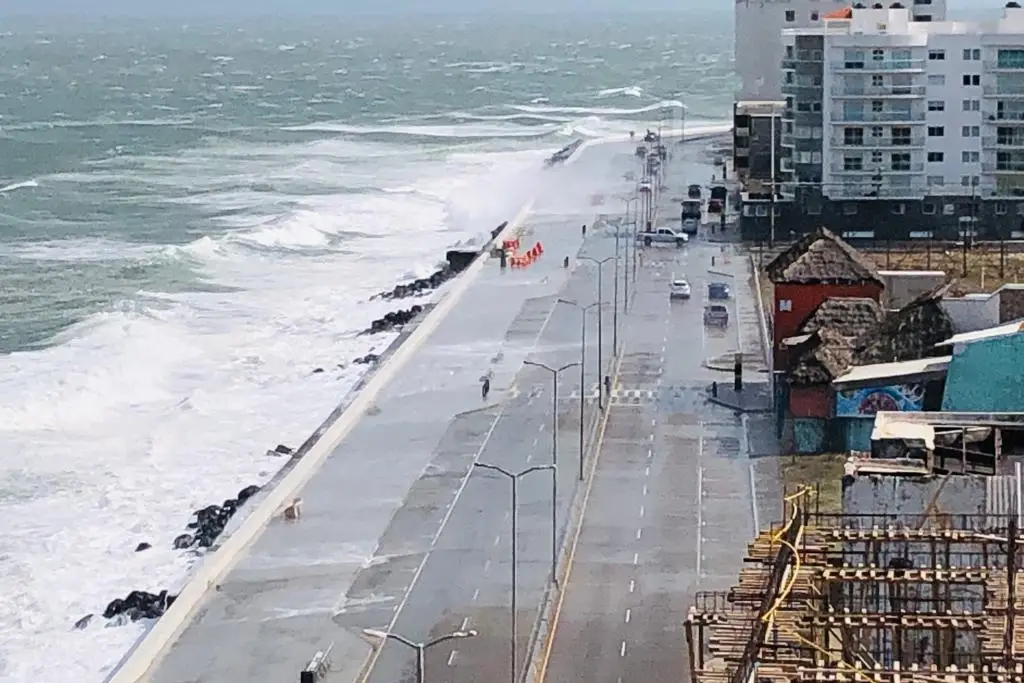 Imagen Oleaje elevado 'baña' bulevar costero en Veracruz-Boca del Río (Fotos)