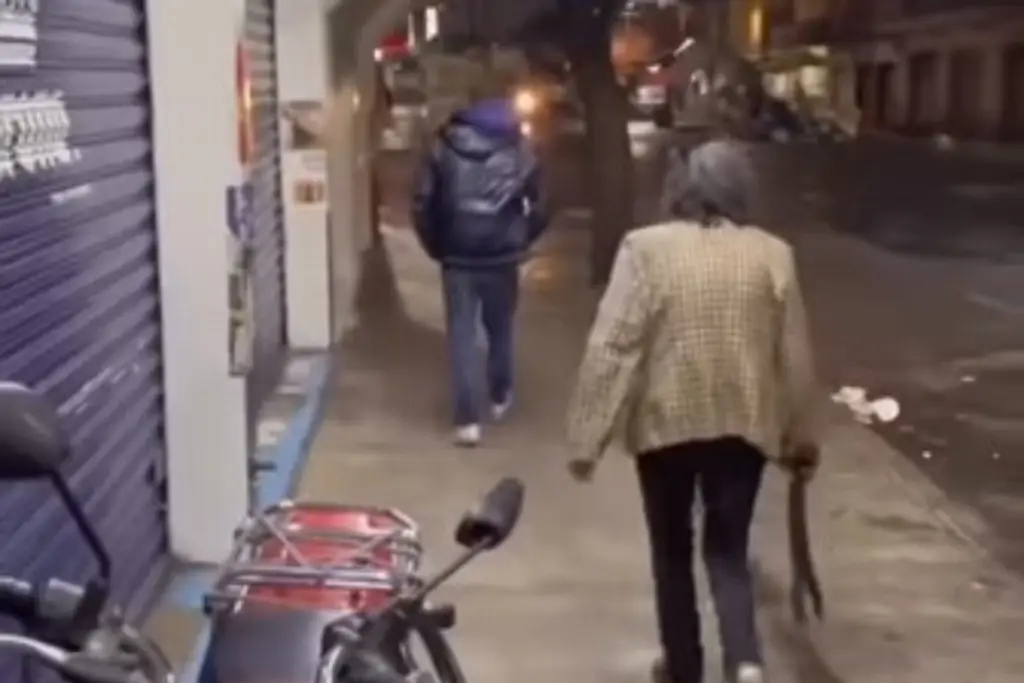 Imagen A cinturonazos, mamá saca a su hijo de local de micheladas (+Video)