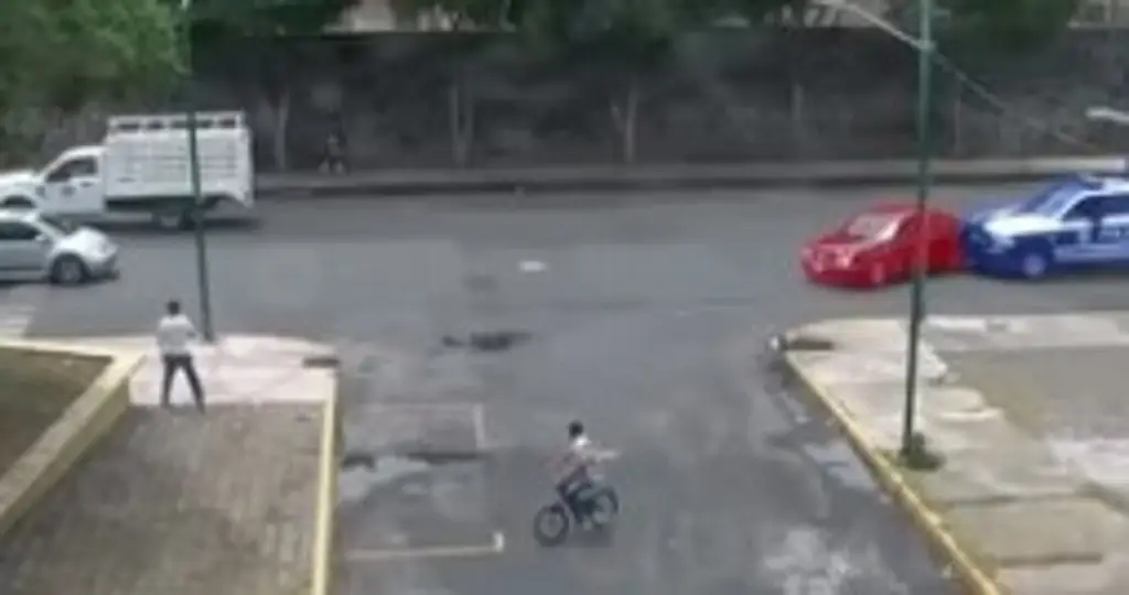 Imagen Golpea brutalmente a mujer en plena calle y huye (+Video)