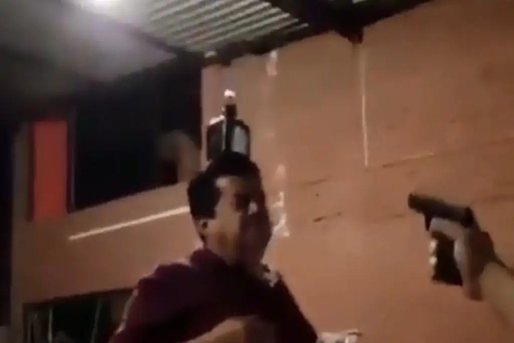 Imagen Ebrios juegan tiro al blanco con pistola real durante 'pachanga' (+Video)