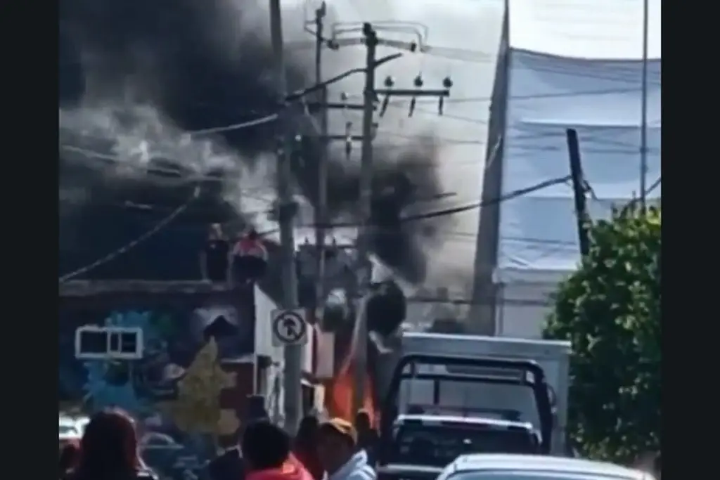 Imagen Explota transformador de pista de hielo frente a palacio municipal (+Video)