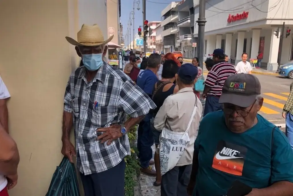 Imagen Pensionados del IMSS y del ISSSTE llegan a cobrar, pero no hay depósito en Veracruz