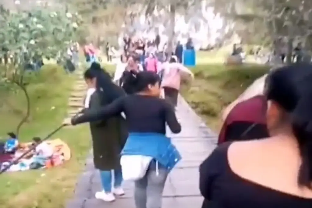 Imagen Colapsa puente colgante con turistas (+video)